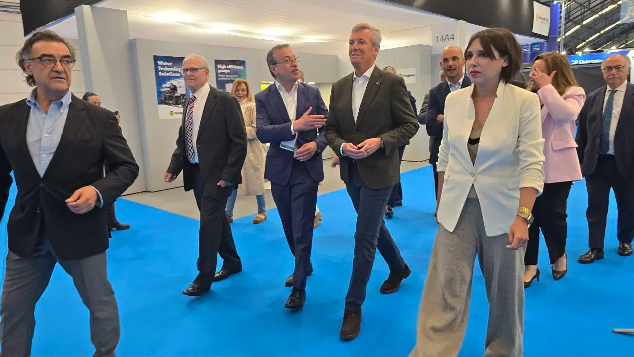 El presidente de la Xunta, Alfonso Rueda, y la conselleira de Economía e Industria llegan a StoneGal.