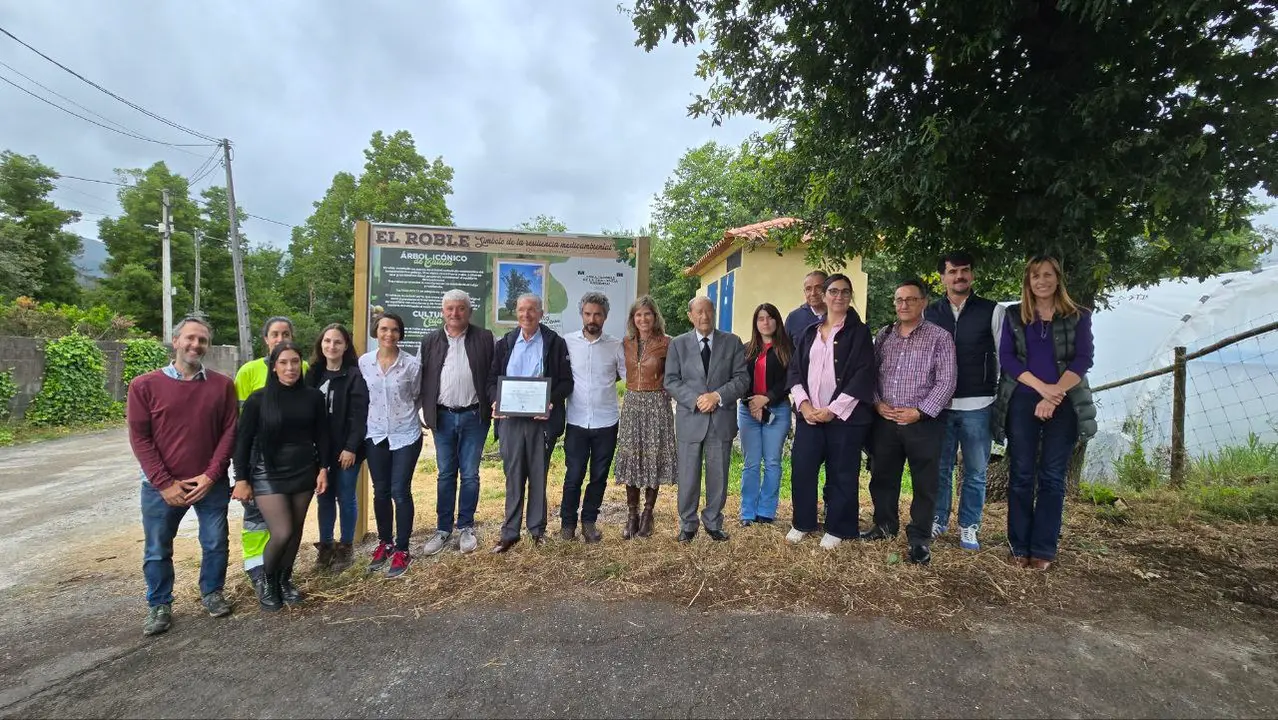 Todas las autoridades, homenajeado y asistentes al homenaje en el Día Mundial del Medio Ambiente en Ecocelta.
