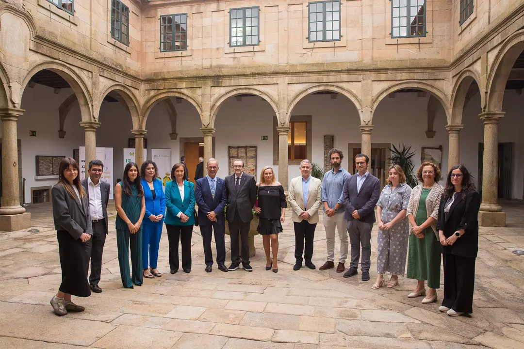 Galardonados y autoridades posan en el histórico patio del Pazo de San Roque, un marco solemne para la celebración de la ciencia y la innovación en Galicia.