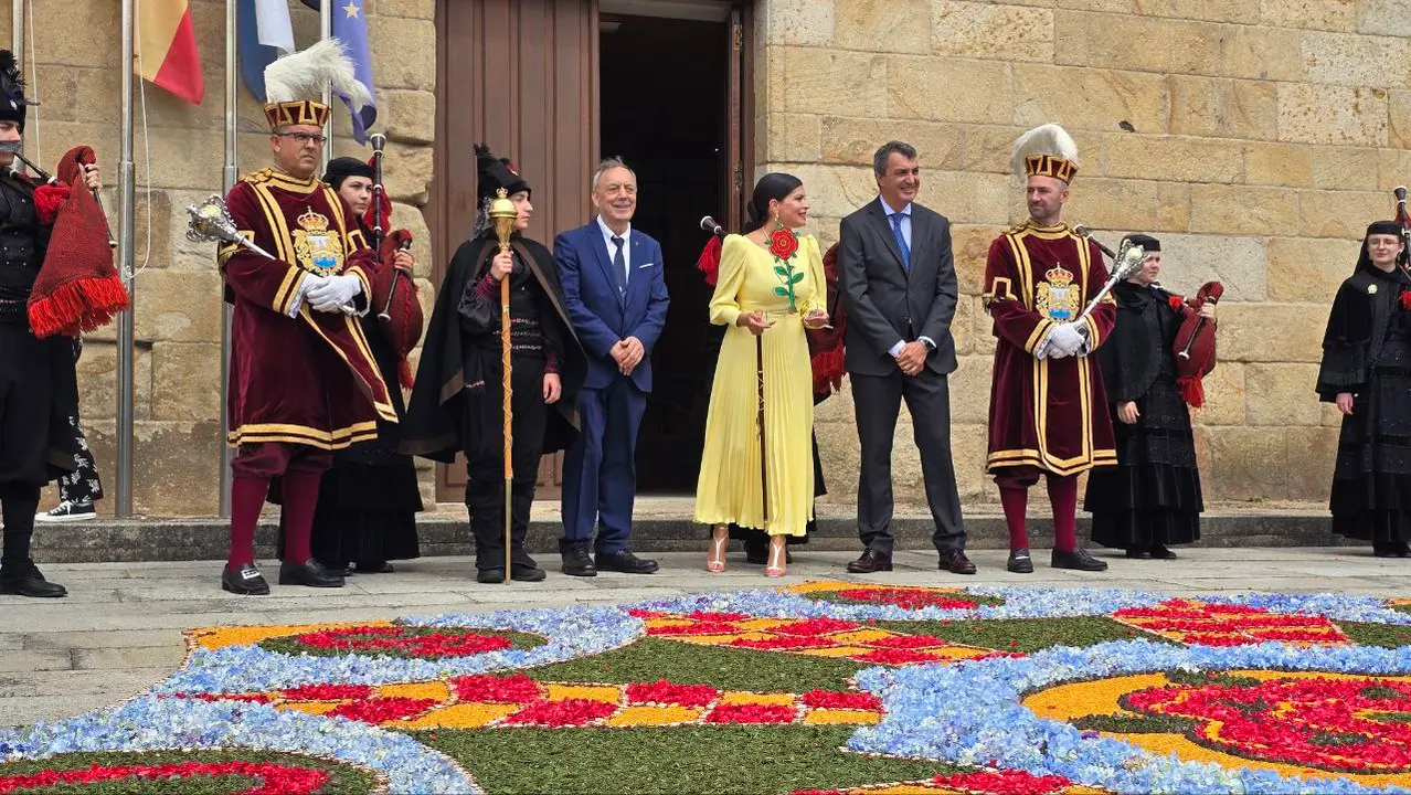 Legada al Pazo de Mos dos convidados diante da alfombra floral ponteareana e coa música da Banda de Gaitas de Ourense. R. LEDO.