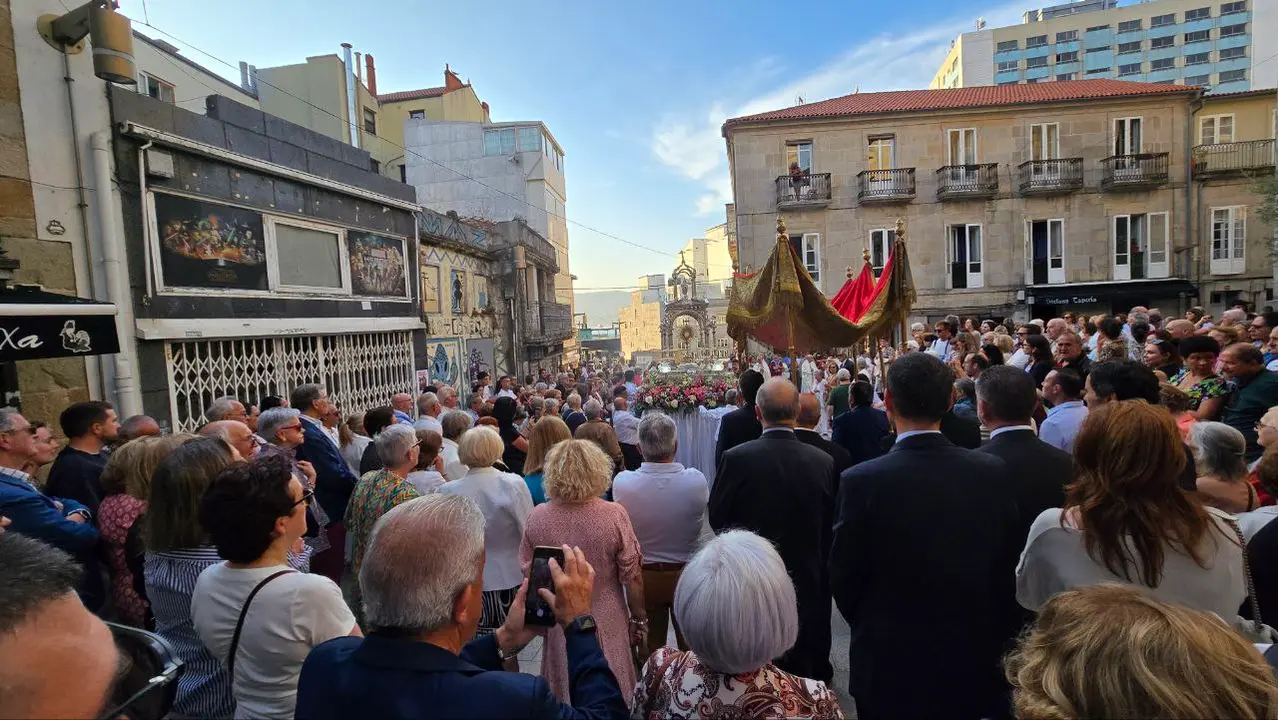 La procesión deja la plaza de la Iglesia. R. LEDO.