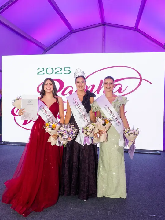 As nossas rainhas da noite! ✨ Matilde Ribeiro (Rainha das Vindimas e Miss Fotogenia), ladeada por Joana Fernandes (1.ª Dama de Honor e Miss Simpatia) e Juliana Gomes (2.ª Dama de Honor). Três representantes de Arcos de Valdevez que brilharam na gala.