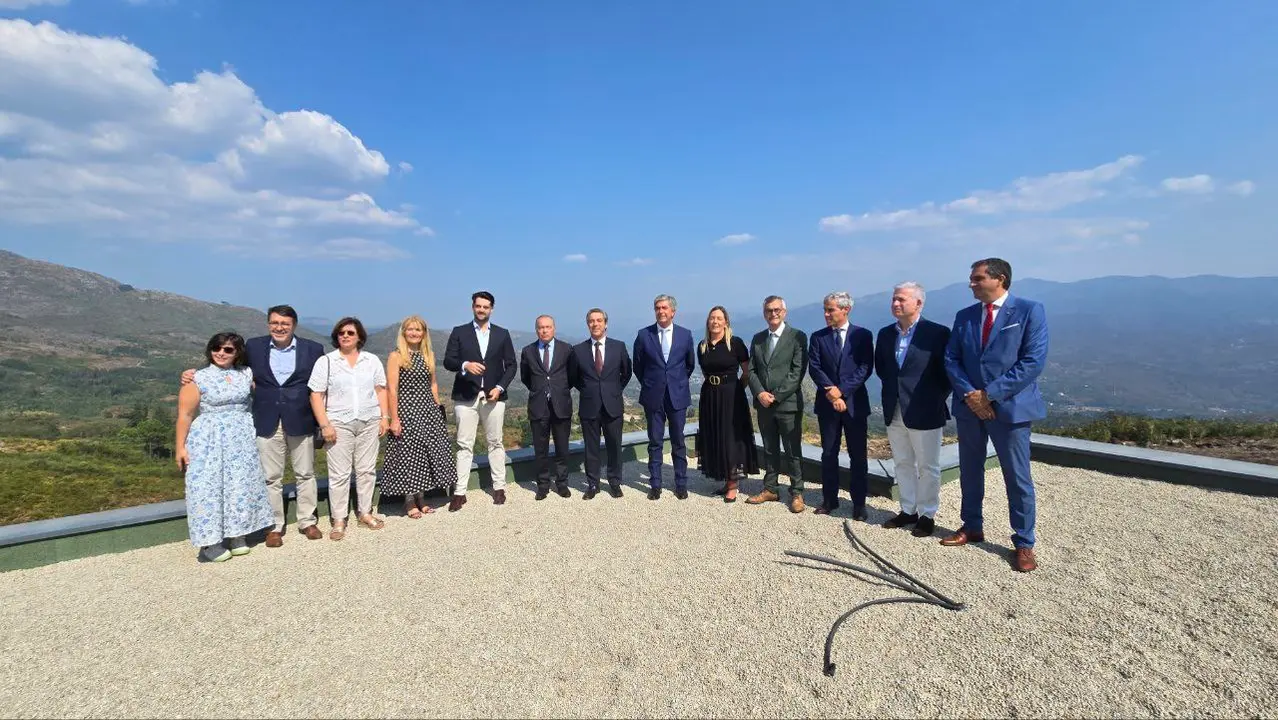 Representantes políticos y del sector turístico, como el vicepresidente de Turismo Porto e Norte, el secretario de Estado de Ambiente, el secretario de Estado de Turismo, y el alcalde de Arcos de Valdevez, entre otros, en la inauguración del Silken Mezio National Park.