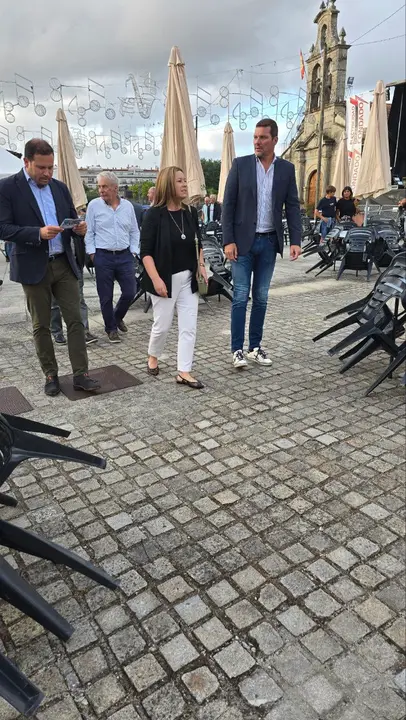 La alcaldesa de Salvaterra, Marta Valcárcel, acompañada del conselleiro de Cultura y del diputado provincial junto a otras personas visitando el recinto de la Fiesta do Viño do Condado.