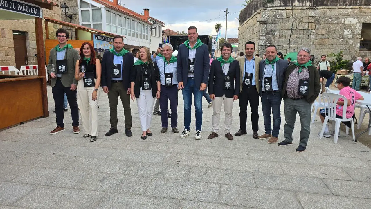 Alcaldesa e invitados provistos de su catavinos y pañoleta dispuestos a visitar los estands.