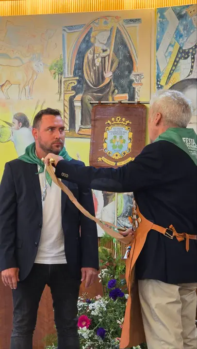 El pregonero Rubén Ríos, en un momento de su investidura como nuevo cofrade de la Confraría do Viño do Condado do Tea e Espumosos.