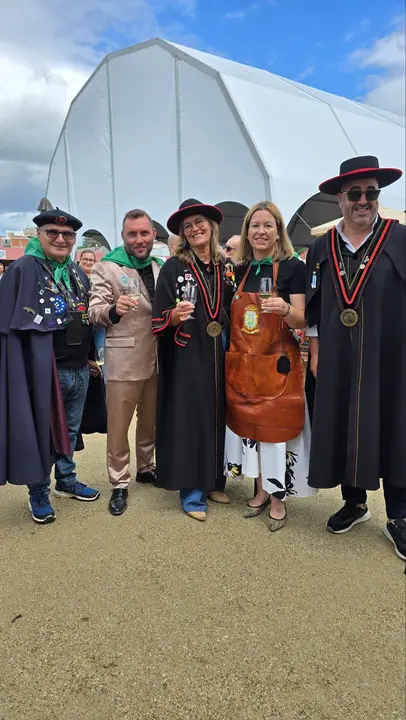 La alcaldesa con el pregonero y otros cofrades.