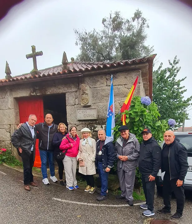 El grupo tras la vista a la Casa-Museo Etnográfico Pazo da Cruz, en su entrada.