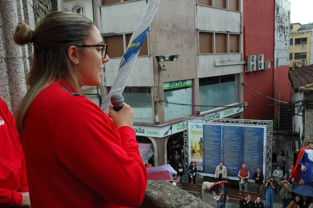 6 IRIA BENACHES LEYENDO SU PARTE DEL PREGÓN