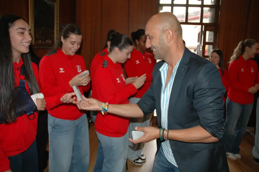 Alejandro Lorenzo entrega  un obsequio a cada jugadora. JM NAVLET. JM NAVLET.