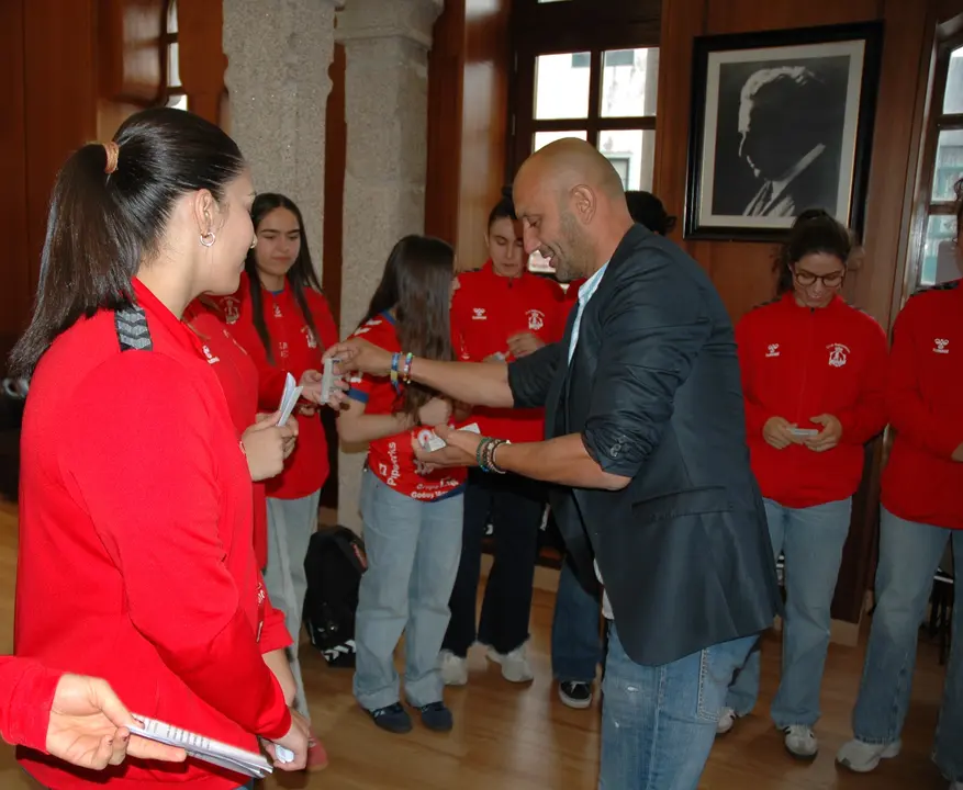 10 EL ALCALDE ALEJANDRO LORENZO ENTREGA UN OBSEQUIO, RECUERDO DE LA LECTURA DEL PREGÓN 2025
