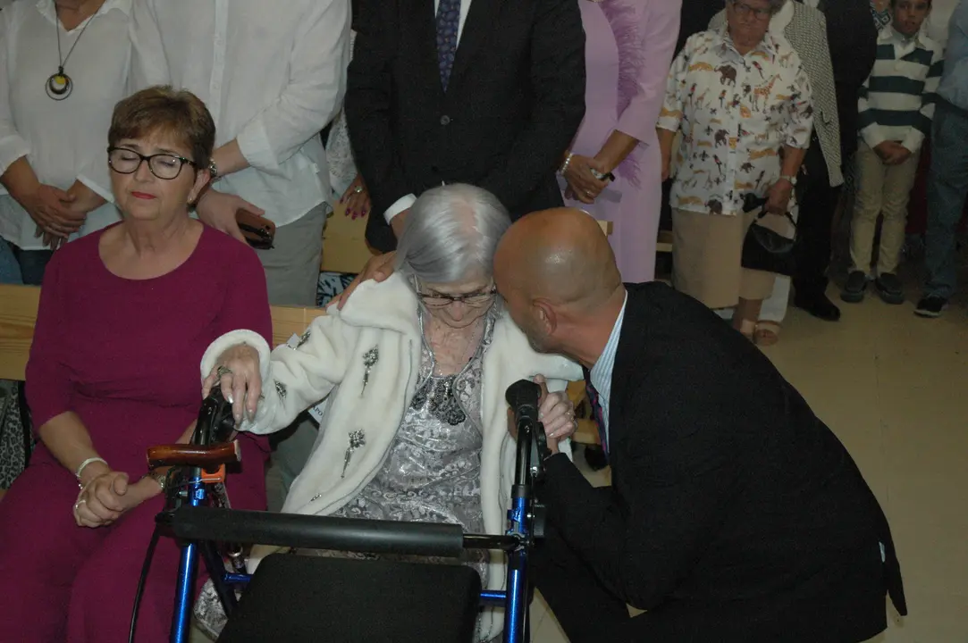 6 El alcalde Alejandro Lorenzo dando la paz a Juanilla