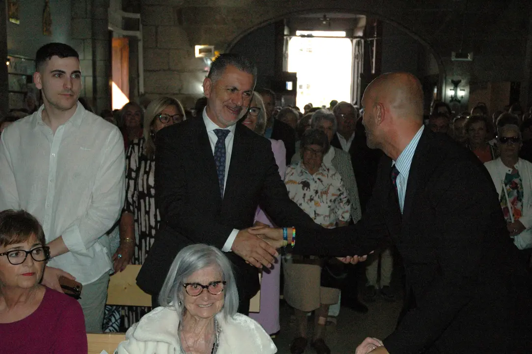 6Lorenzo dando la paz a Ángel Rivas