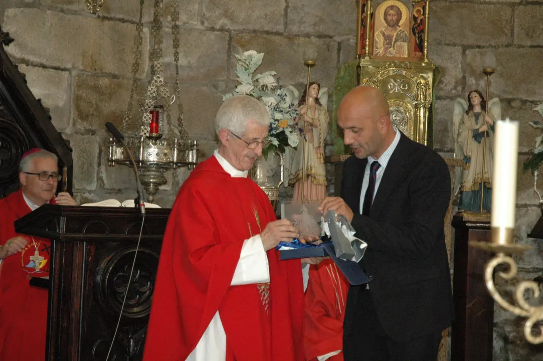 7 Alejandro Lorenzo entrega obsequio a Joaquín Estévez