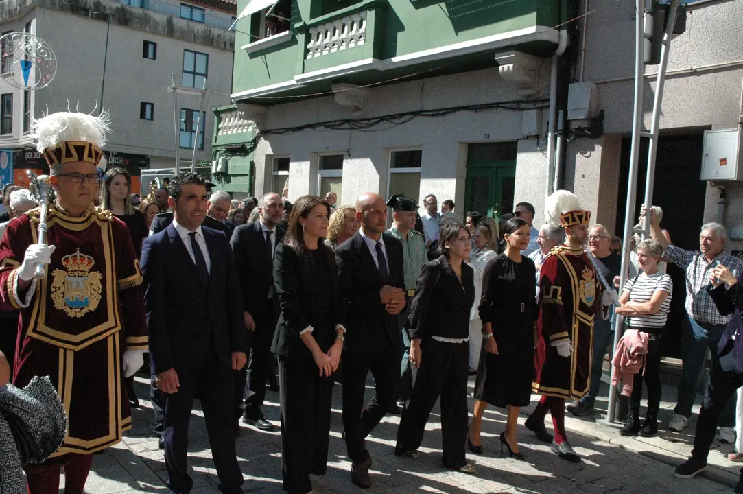 9 Cortejo formado por autoridades civiles