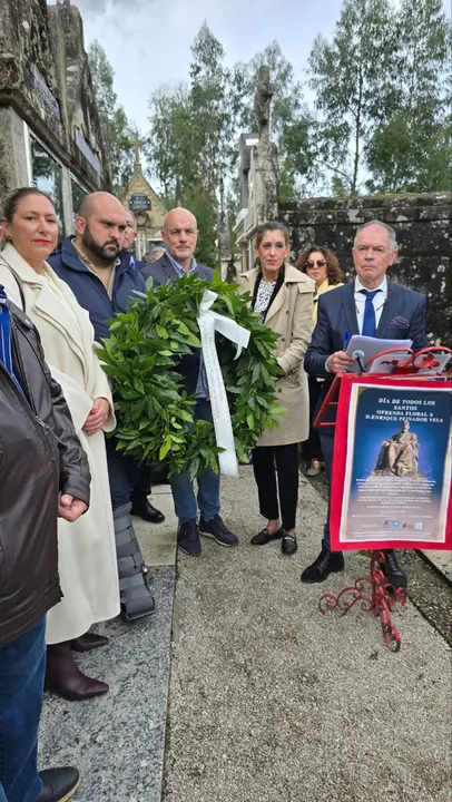 Ofrenda de una corona de laurel a Enrique Peinador Vela. R. LEDO.