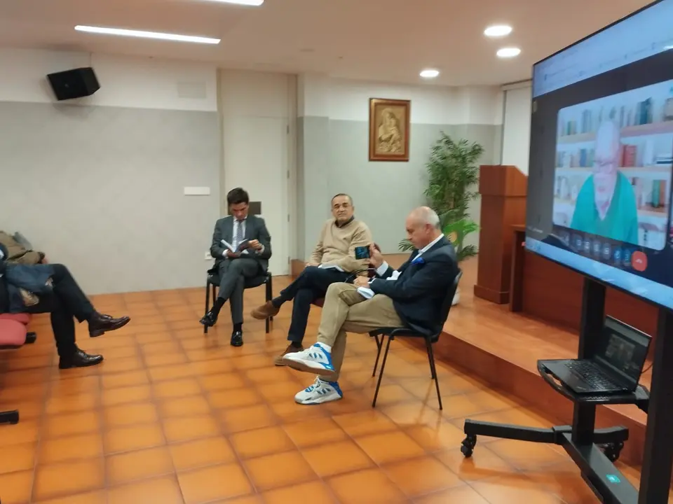 El director de Montecastelo, Santiago Iglesias, el editor Agustín Alfaya y el periodista Roberto Ledo.