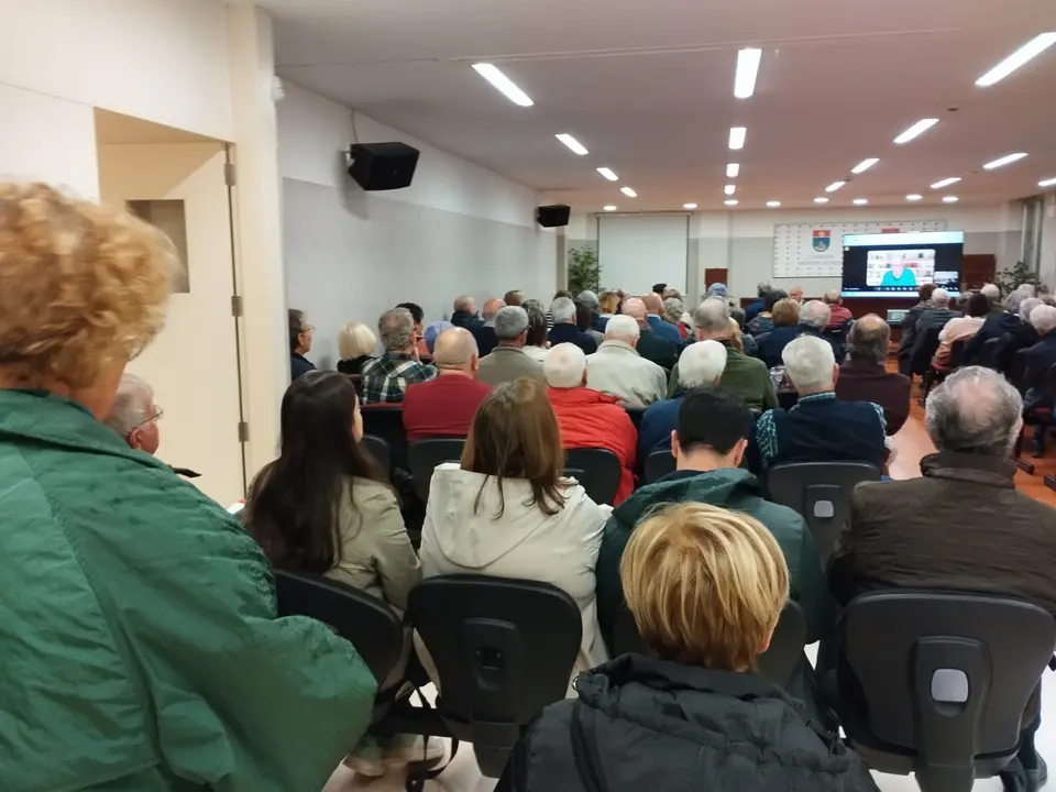 Casi un centenar de personas acudieron a la presentación de 'Le llamábamos don José', en colegio Montecastelo de Vigo.