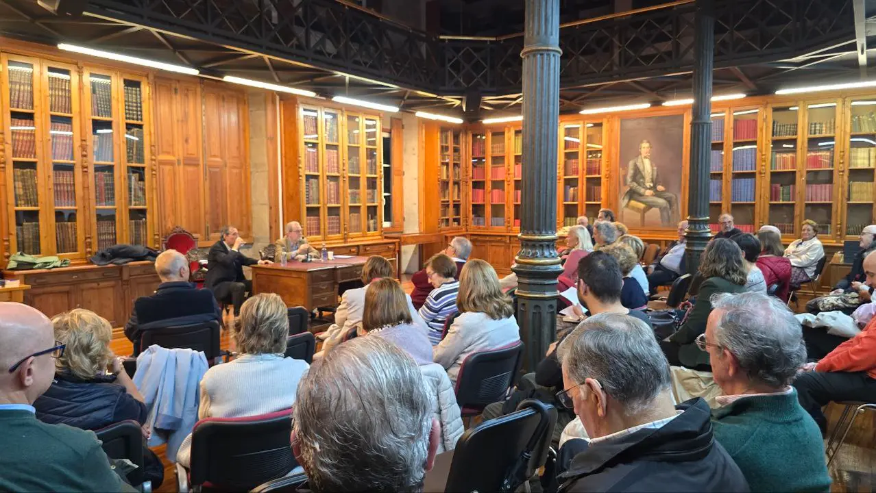 El público durante la conferencia en la biblioteca de la Casa de las Artes, en Vigo.