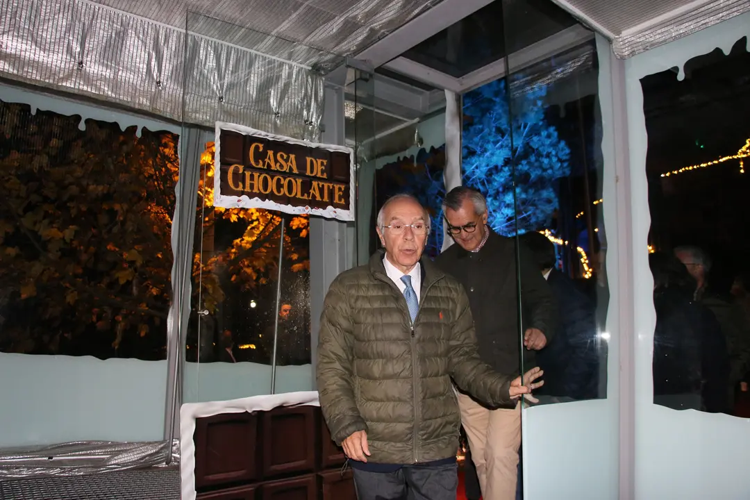 El alcalde Olegário Gonçalves junto a su invitado Luís Marques Mendes durante la inauguración de la Floresta Encantada en la Porta do Mezio.