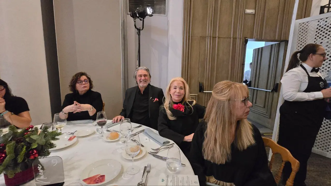 La pintora Carmen Touza y su esposo, Juan Urbaneja, durante la cena de gala.