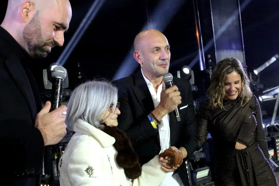 El alcalde Alejandro Lorenzo, junto a la presentadora F&aacute;tima Pego y la vecina Juani&ntilde;a, de 101 a&ntilde;os, durante uno de los momentos m&aacute;s emotivos del Pre-fin de A&ntilde;o de O Porri&ntilde;o.