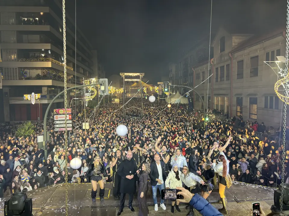 Miles de personas llenan la calle Domingo Bueno durante el Pre-fin de A&ntilde;o de O Porri&ntilde;o, en una imagen tomada desde el escenario que refleja la magnitud y el ambiente festivo de una noche hist&oacute;rica.