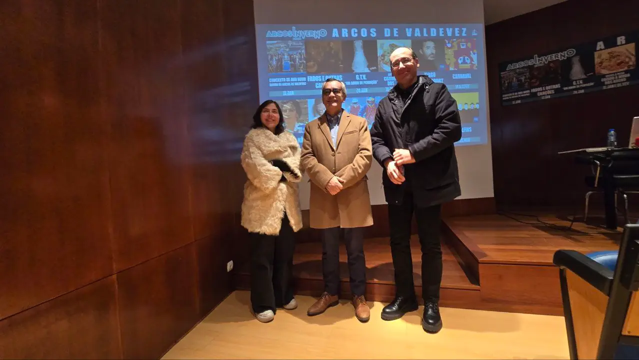 Emilia Cerdeira, primera teniente de alcalde; Oleg&aacute;rio Gon&ccedil;alves, alcalde de Arcos de Valdevez; y Nuno Soares, director da Casa das Artes.