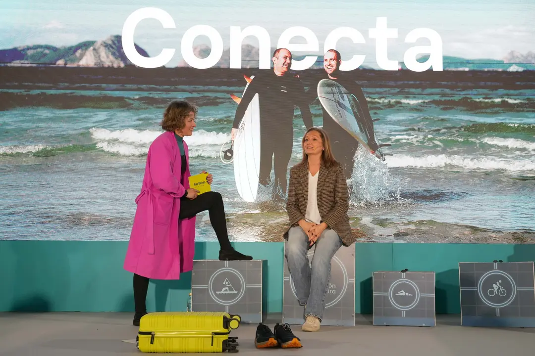 La vicepresidenta de la Diputaci&oacute;n de Pontevedra, Luisa S&aacute;nchez entrevistada por la actriz Marta Larralde. R. LEDO.