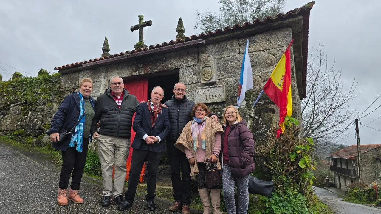 Tras la visita, el alcalde Juan Gonz&aacute;lez, la edil de Tercera Edad, Mar&iacute;a May&aacute;n, el concejal de Sanidad, Alfonso V&aacute;quez de Turismo Social, la nigranense Isabel Otero y el propietario de la Casa Museo Pazo da Cruz, Maximino Fern&aacute;ndez Send&iacute;n. R. LEDO.