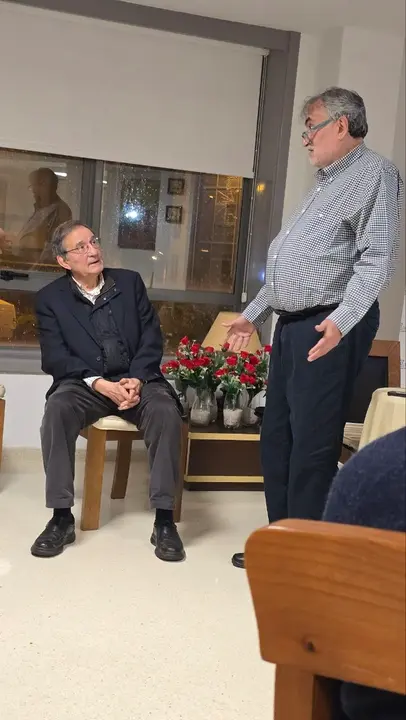 &Aacute;ngel Guerra, sentado, escuchando a Salvador Gonz&aacute;lez Moles.