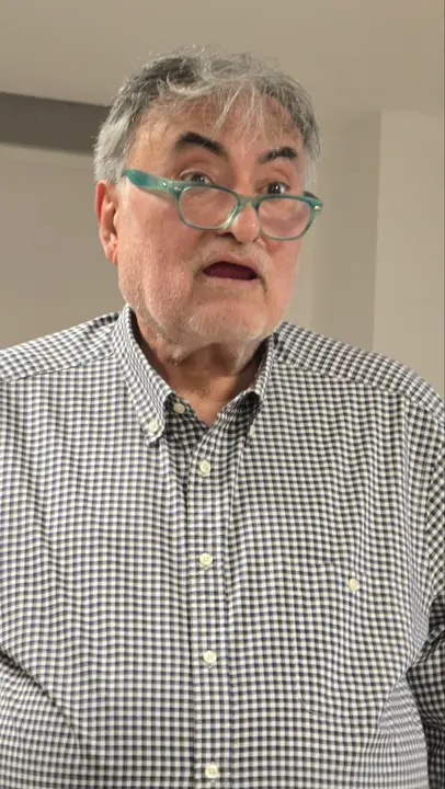 Salvador Gonz&aacute;lez Moles, m&eacute;dico y poeta, durante su conferencia &ldquo;La poes&iacute;a como terapia&rdquo; en el Club 55.