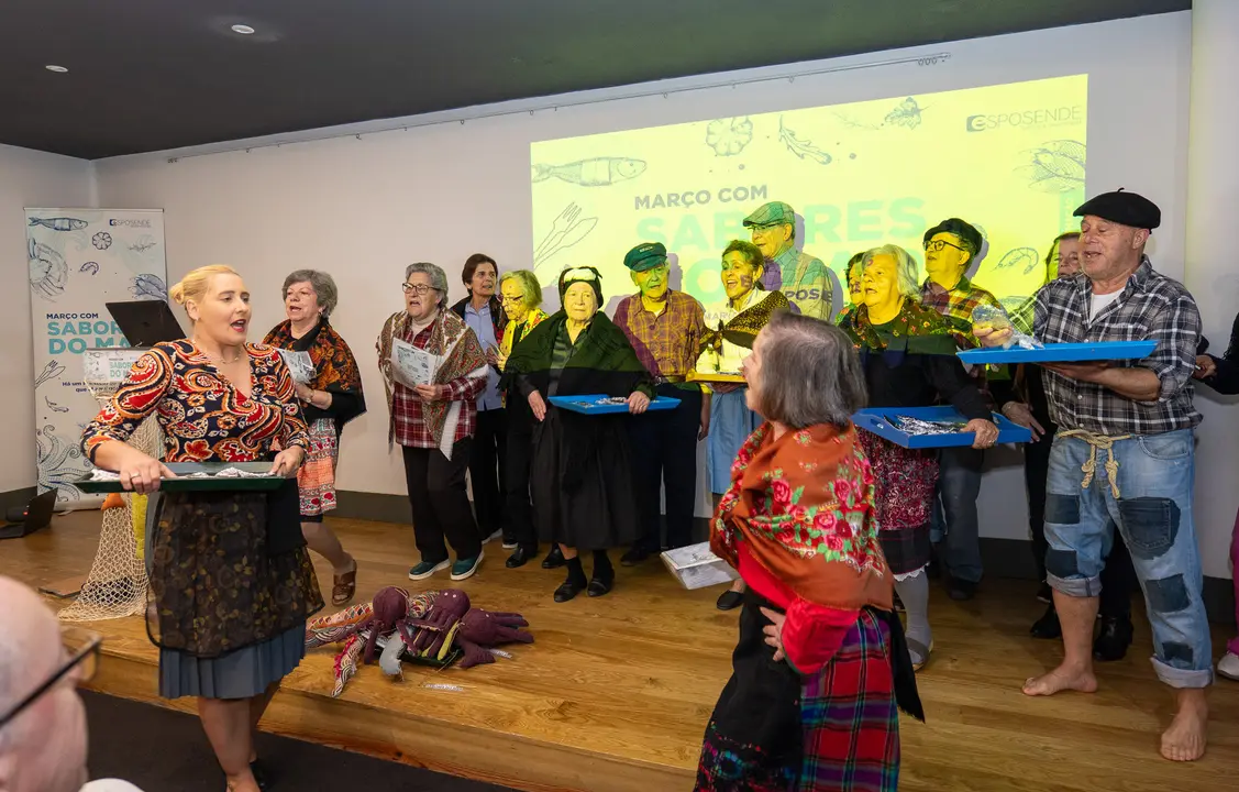 Actuaci&oacute;n de la Universidade Autodidata de Esposende durante la presentaci&oacute;n de la 27&ordf; edici&oacute;n de &ldquo;Mar&ccedil;o com Sabores do Mar&rdquo;, evocando la tradici&oacute;n marinera con la declamaci&oacute;n del poema Sardinheira.