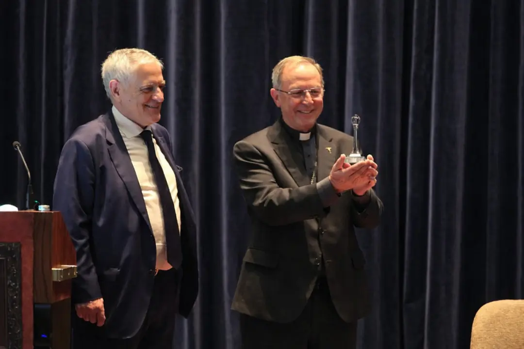 El obispo de Zamora, Fernando Valera, recibe un cruceiro como recuerdo tras pronunciar el preg&oacute;n de la Semana Santa en el auditorio.