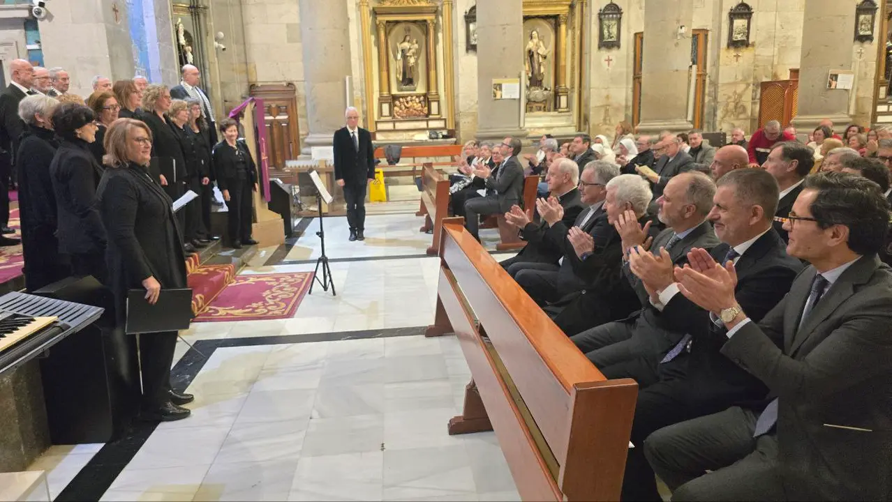 El p&uacute;blico aplaudi&oacute; la actuaci&oacute;n del Coro de Voces Graves de Vigo&Ensemble Vocal &Aacute;ngel Barja. R. LEDO.