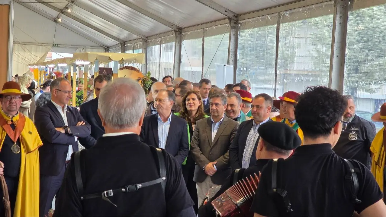 Llegada del alcalde de Valen&ccedil;a para comenzar la apertura del Festival de Sabores da Lampreia.