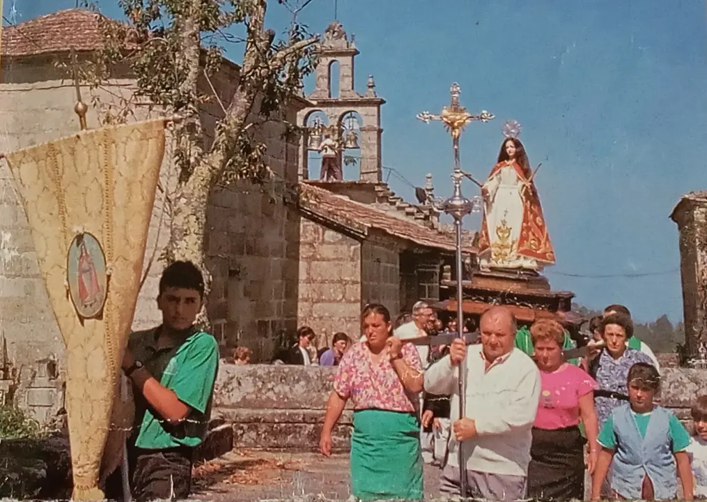 A imaxe de Santa Mari&ntilde;a, patroa da parroquia, sae en procesi&oacute;n acompa&ntilde;ada polos veci&ntilde;os e veci&ntilde;as, nunha das celebraci&oacute;ns m&aacute;is emblem&aacute;ticas e sentidas da comunidade.