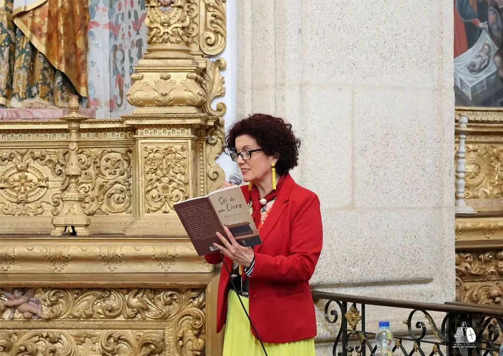 Concei&ccedil;&atilde;o Lima da lectura a un fragmento de &ldquo;Sei de um Livro&rdquo; en el Centro Interpretativo del Barroco.