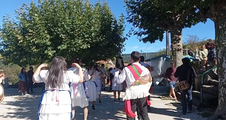 Danzantes da Danza Branca de Prado da Canda durante o regreso ao torreiro e &aacute; igrexa parroquial, culminando a procesi&oacute;n nun dos momentos centrais desta tradici&oacute;n ancestral. A. OUTERELO.