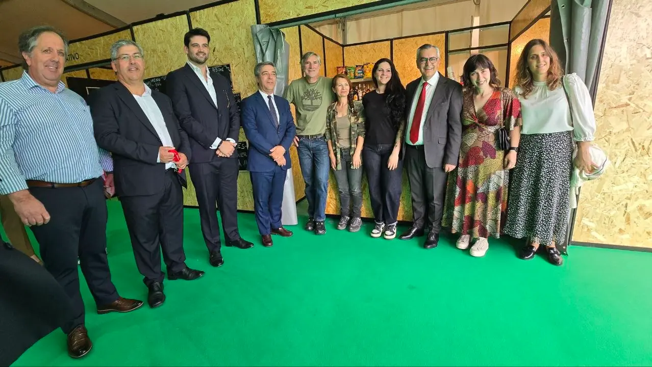Autoridades y representantes del tejido empresarial posan durante su visita a uno de los stands en la primera jornada de Expovez.