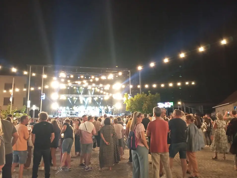 Ambiente multitudinario en las Festas da Virxe das Dores de Barcia de Mera, con vecinos y visitantes disfrutando de la m&uacute;sica en directo en una de las citas m&aacute;s destacadas del calendario festivo local. A. OUTERELO.