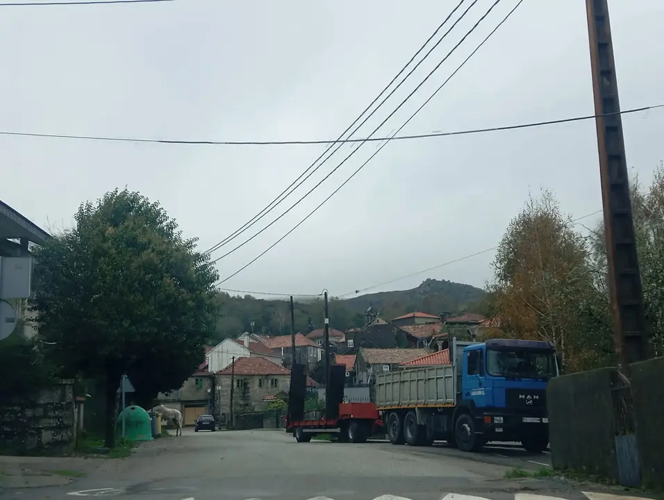 Vista xeral do n&uacute;cleo da Gra&ntilde;a, coa igrexa parroquial e as monta&ntilde;as da Serra do Su&iacute;do ao fondo, nunha das imaxes m&aacute;is representativas desta hist&oacute;rica parroquia covelense.