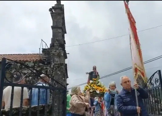 Inicio da tradicional romar&iacute;a de San Bernab&eacute; na parroquia da Gra&ntilde;a, unha das celebraci&oacute;ns relixiosas e populares m&aacute;is emblem&aacute;ticas da Serra do Su&iacute;do.