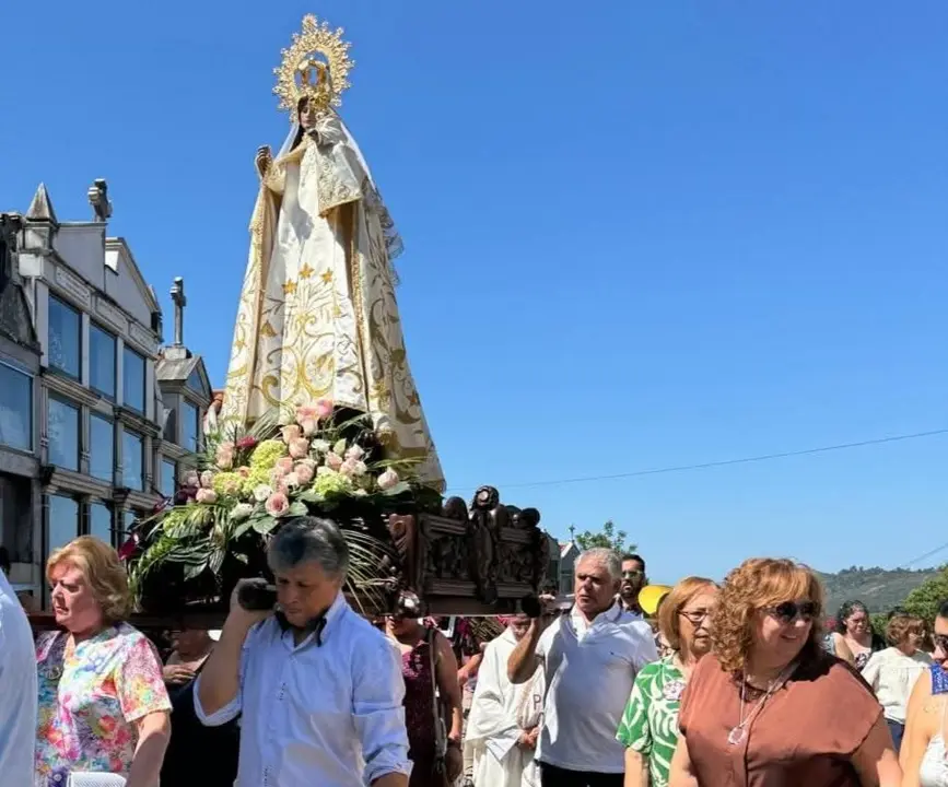 A Virxe do Rosario percorre as r&uacute;as de God&oacute;ns acompa&ntilde;ada por numerosos veci&ntilde;os e devotos durante a tradicional procesi&oacute;n das festas patronais da parroquia.