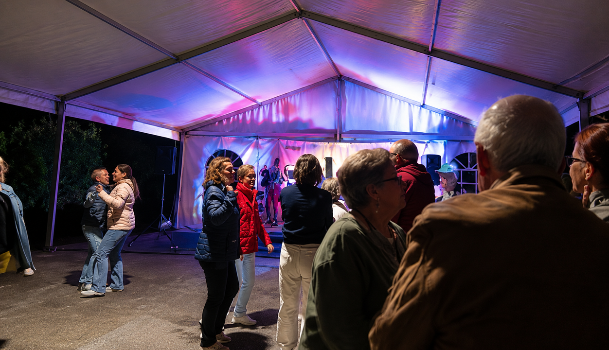 Veci&ntilde;os e visitantes desfrutan do ambiente festivo nas celebraci&oacute;ns parroquiais de Campo, un dos grandes puntos de encontro social da comarca. A. OUTERELO.