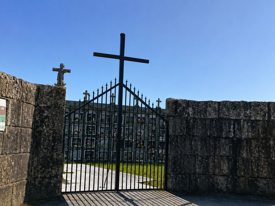Cemiterio do Pi&ntilde;eiro, un lugar de silencio, memoria e eternidade baixo a inmensidade da Serra do Su&iacute;do.