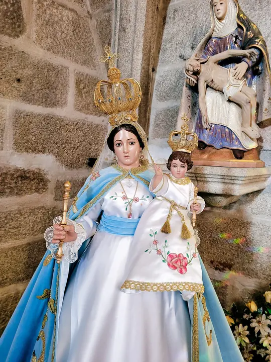 Nosa Se&ntilde;ora da Gu&iacute;a, patroa de fonda devoci&oacute;n no Pi&ntilde;eiro e s&iacute;mbolo espiritual que ilumina xeraci&oacute;ns ao p&eacute; da Serra do Su&iacute;do.