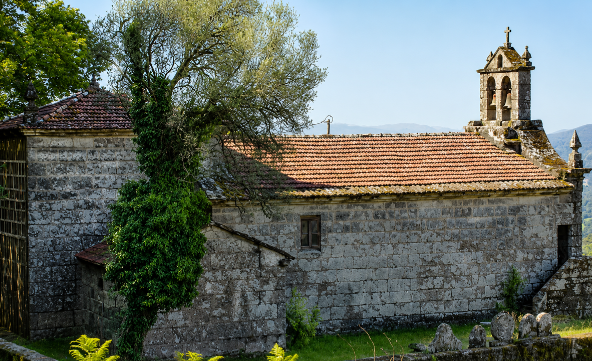 A igrexa parroquial de San Xo&aacute;n Bautista do Pi&ntilde;eiro, coraz&oacute;n espiritual e hist&oacute;rico dunha parroquia marcada pola fe, a tradici&oacute;n e a beleza da Serra do Su&iacute;do.
