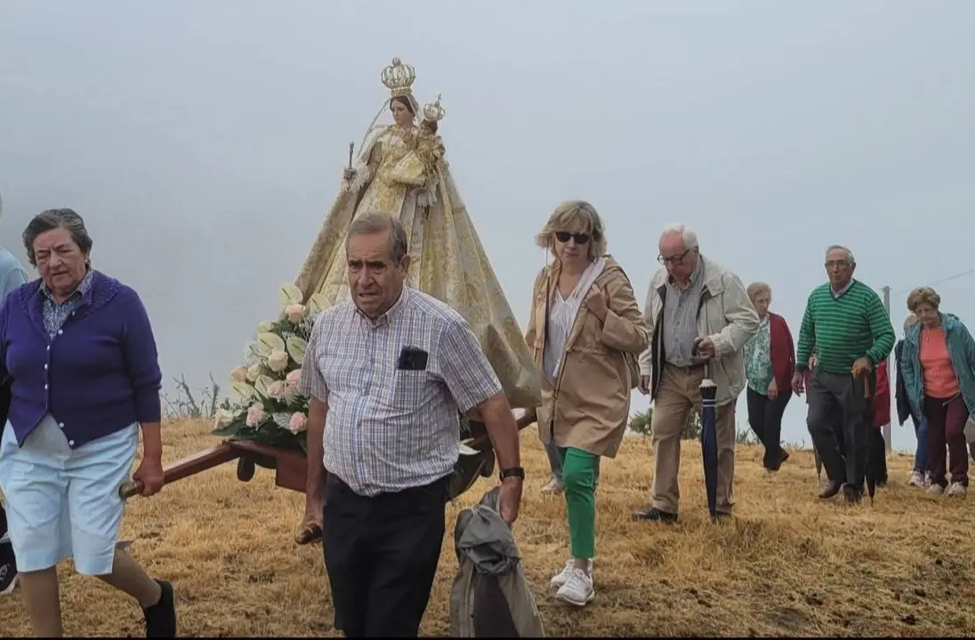 A tradicional subida da Virxe da Gu&iacute;a ata a s&uacute;a capela, unha romar&iacute;a cargada de fe, emoci&oacute;n e fonda devoci&oacute;n popular no coraz&oacute;n do Pi&ntilde;eiro.