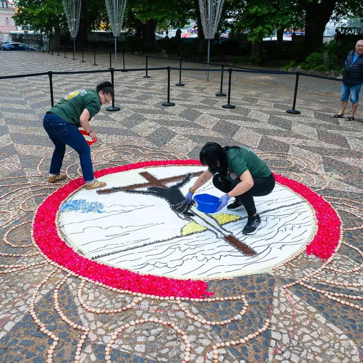 Alfombristas ponteareanos acabando el motivo central de la alfombra de Matosinhos.